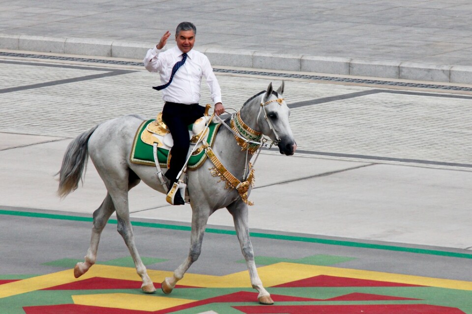 Turkmenistans diktator Gurbanguly Berdymuchammedov rider fram i en militärparad i september 2021. Arkivbild.
