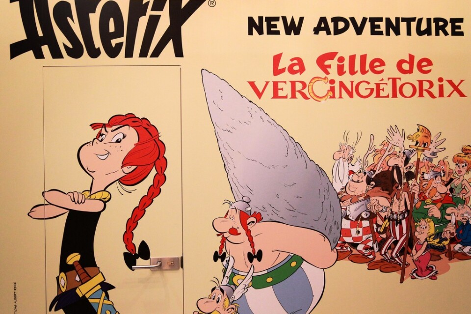 Ett litet steg för människan, ett bautasteg för Asterix. En reklamskylt för nya albumet "La fille de Vercingétorix".