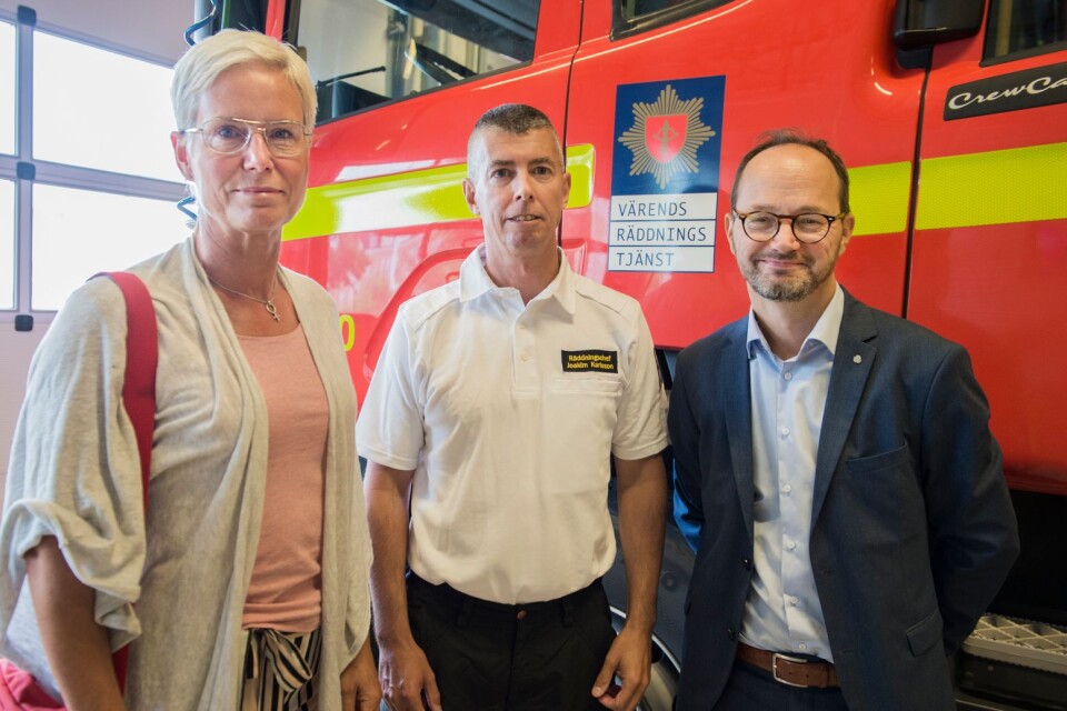 Från vänster: Malin Lauber (S), Joakim Karlsson (räddningstjänsten Värend) och Tomas Eneroth (S).