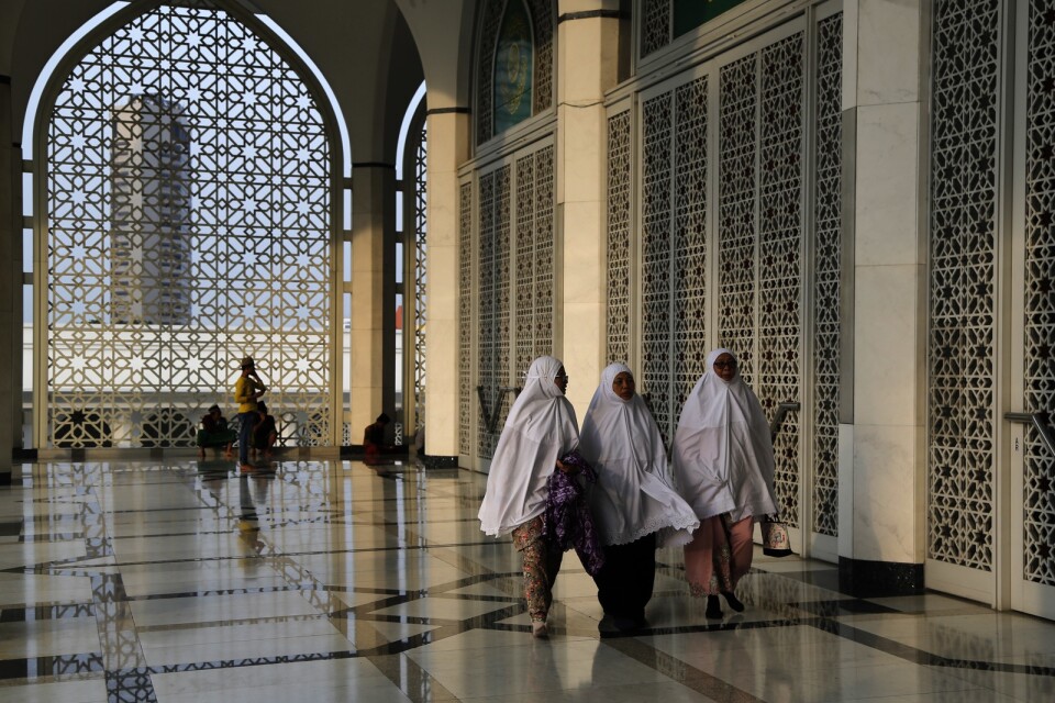 Kvinnor i en moské i Shah Alam, Malaysia. Arkivbild.
