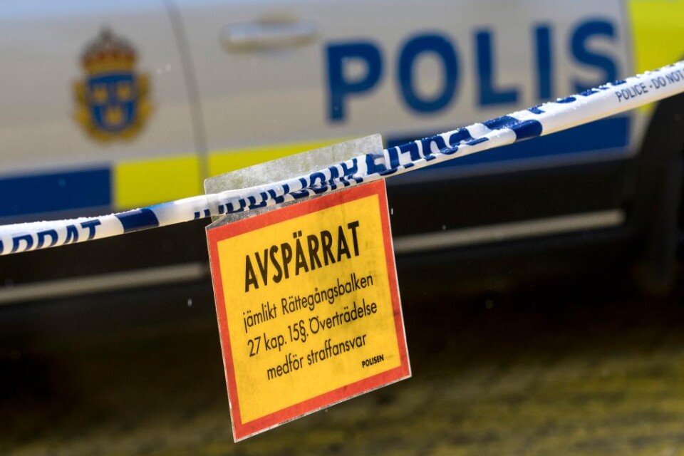 En stor polisinsats med helikopter och hundpatruller pågår i Kristianstad efter det att skott avlossats mellan två bilar i centrala delarna av staden. Vittnen larmade polisen strax före 22-tiden på söndagskvällen då skottlossning hörts i ett bostadsområ