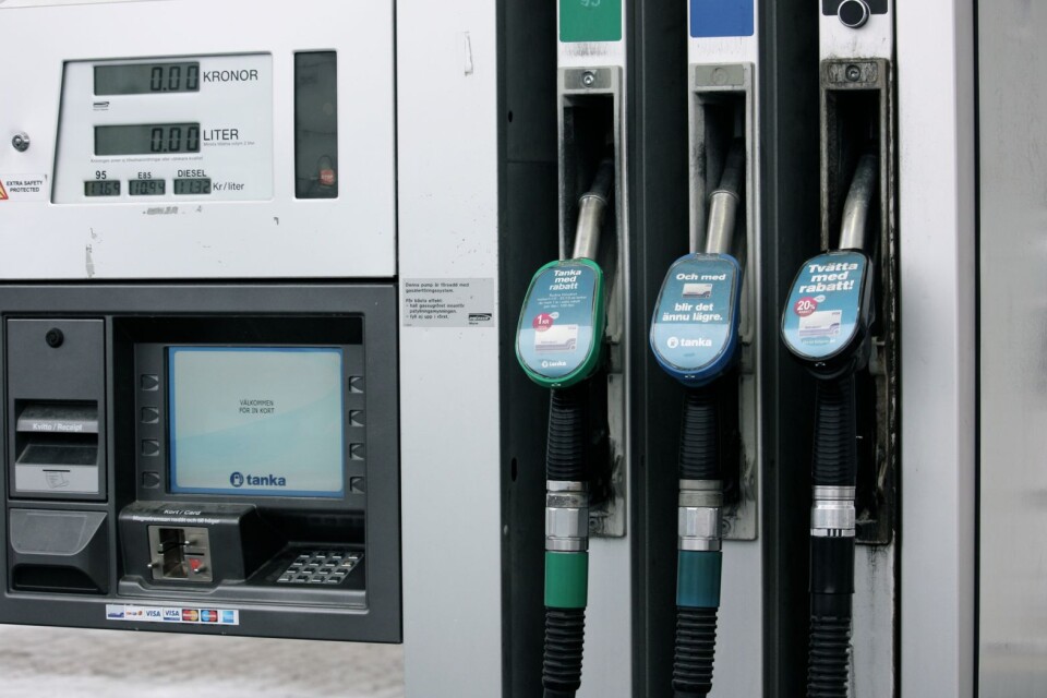 ” Alla partier utom Miljöpartiet föreslår också sänkningar av bensinpriset istället för att kompensera de som behöver det bäst.”