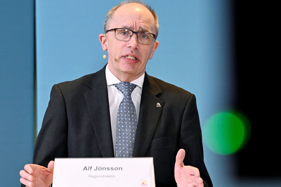 Det är för långt avstånd mellan regiondirektör Alf Jönsson och vårdbiträdet på avdelningen, tycker skribenten.