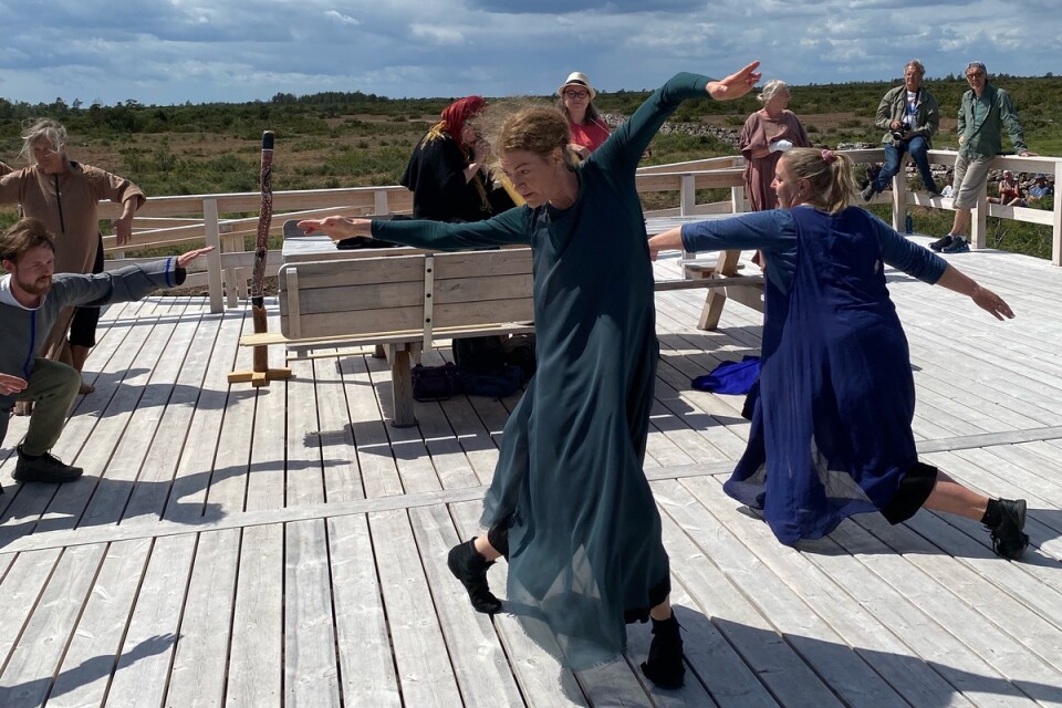 Dansare: Marie Thunborg i blått och Ulrika Larsen i grönt.