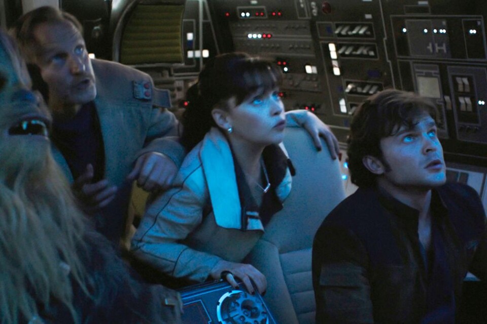 Chewbacca (Joonas Suotamo) och kumpanerna spelade av Woody Harrelson, Emilia Clarke och Alden Ehrenreich dyker upp i den fristående berättelsen om Han Solo.