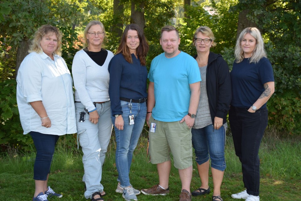 Östra Göinge kommuns familjebehandlare- och fältassistenter samlade, förutom Helen Davidsen som saknas på bilden.