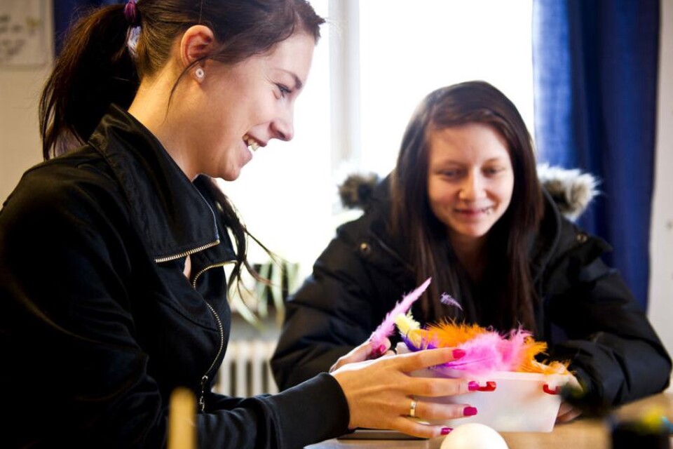 Kreativa. Anna Svensson och Emma Svensson kommer snabbt på vad de ska göra med påskpysslet.