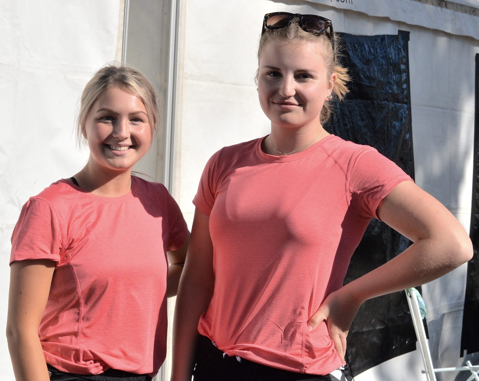 Amanda Rosén och Amanda Östensson är både spelare och tränare för sitt älskade Bjärnums HK. Foto: Johannes Höghäll Johnsson