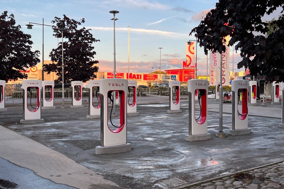 Teslas nya anläggning med laddstolpar i Växjö.