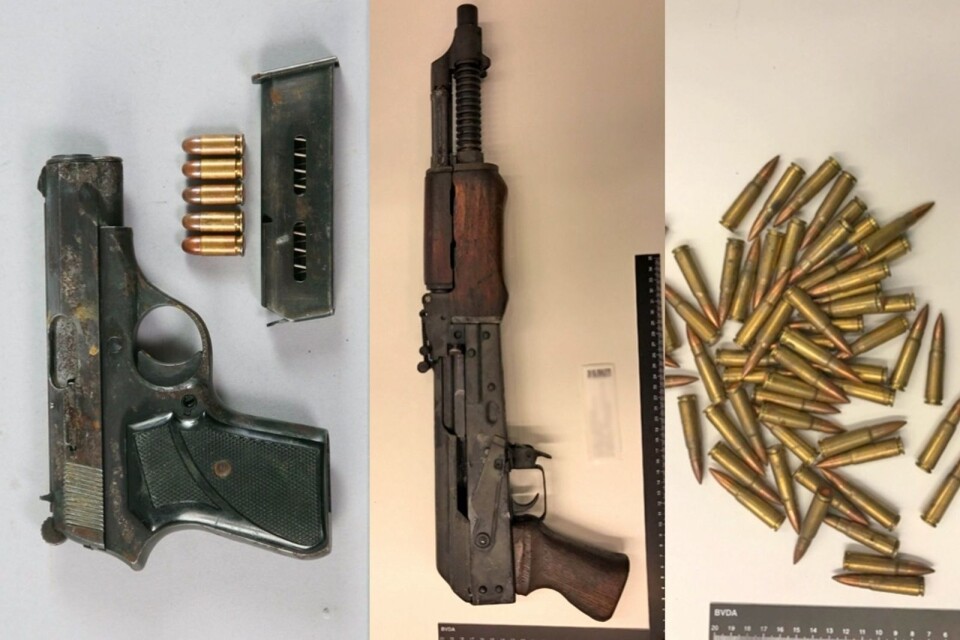 Flera vapen hittades i lägenhet, hos en man, utanför Kristianstad. Nu har han och ytterligare en man dömts för grovt vapenbrott. Straffet: tre års fängelse.