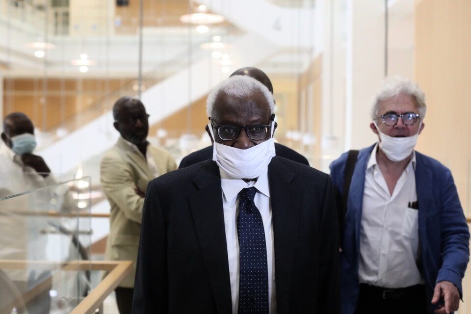 Lamine Diack, tidigare ordförande för Internationella friidrottsförbundet, anländer till rättegångssalen i Paris.