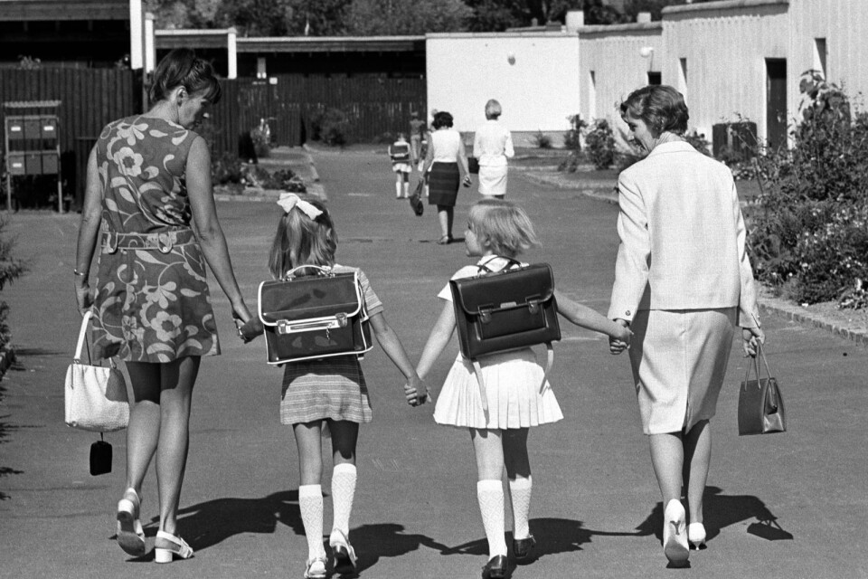 Bilden är tagen dem 18 augusti 1971. På den tiden fanns kvinnolöner och manslöner inskrivna i kollektivavtalet. Kvinnans uppgift var i första hand att ta hand vara hemma med barnen.