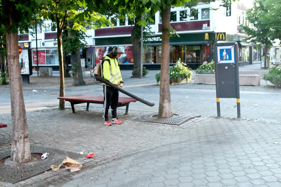 Johan Gummeson i full gång med att blåsa rent staden efter fredagskvällens härjningar. Foto: Per Sandeback