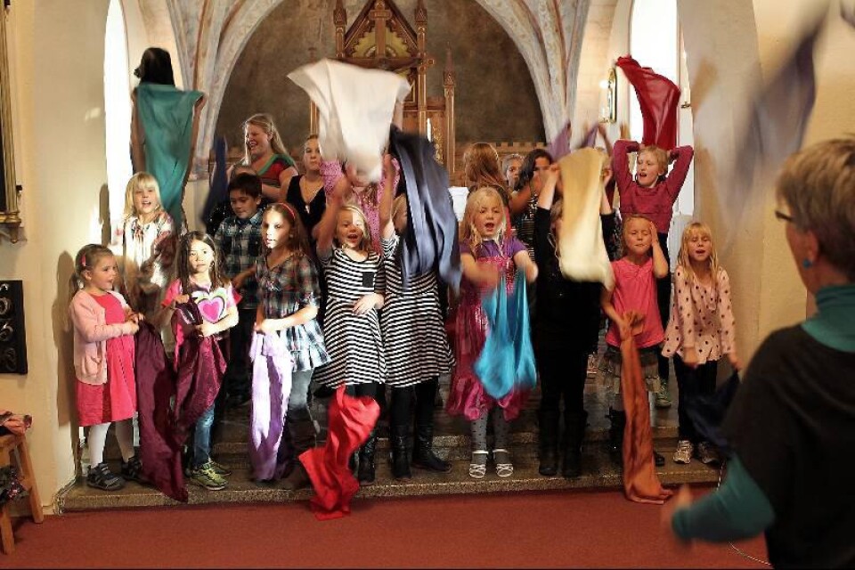 Barn från körer i Höllviken, Vellinge och Anderslöv framförde ett sångkollage på söndagens gudstjänst i Anderslövs kyrka.