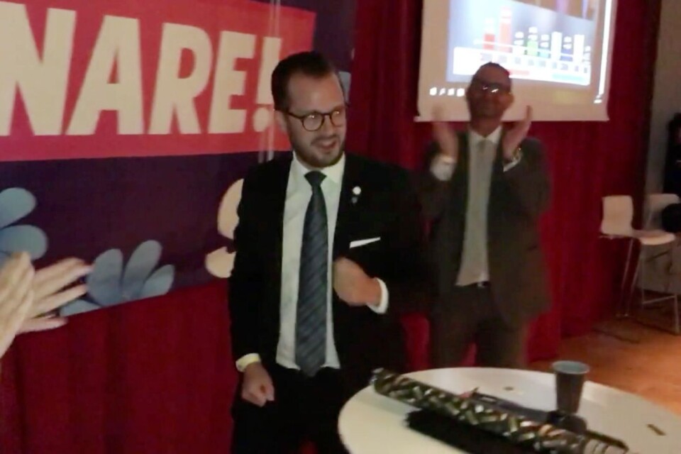 Mattias Bäckström Johansson, riksdagsman från länet för SD, jublar på valvakan i Kalmarsalen efter den första vallokalsundersökningen från SVT.