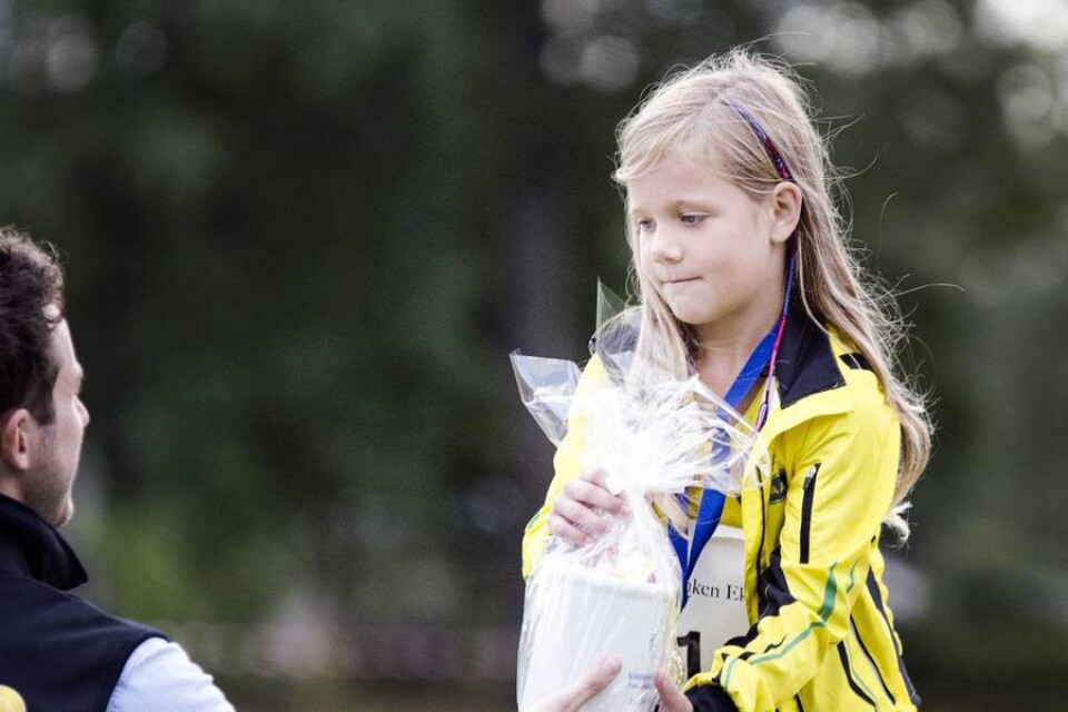 Celine Aagaard från SK Graal får ta emot sitt pris efter att hon vunnit 2,3 km, flickor 10 år.