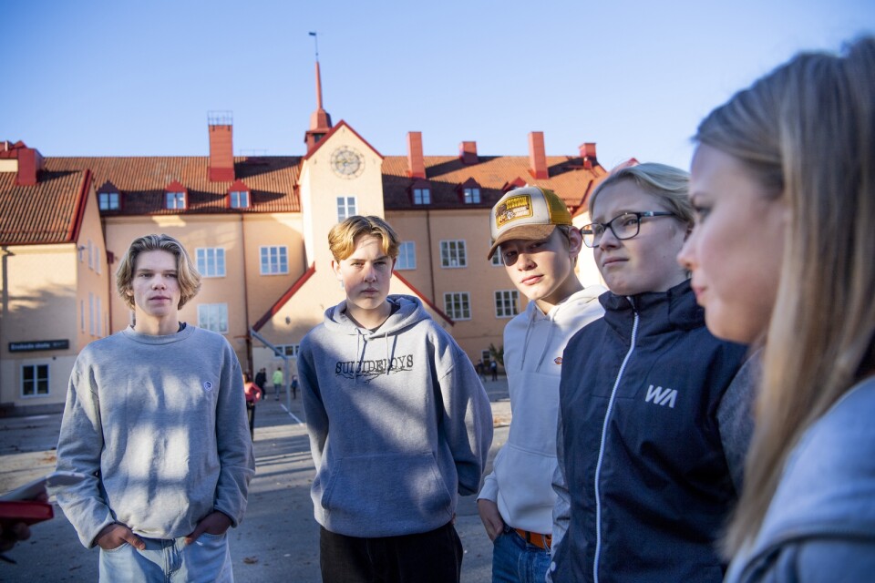 Från vänster: Konrad Flygare, Malte Sundberg, Isidor Mankert, Ozzy Grindefjord (Alla 14 år) och Vanessa Knave, 15 år, ska få sin första dos av vaccinet mot covid-19.