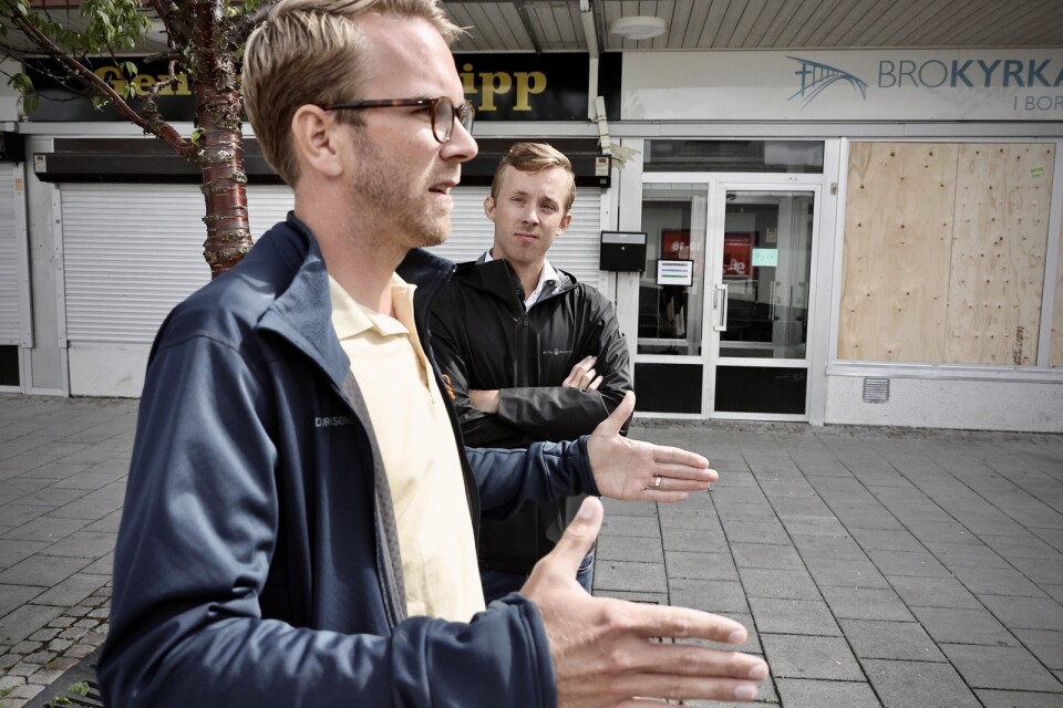 Förra veckan besökte KD:s rättspolitiska talesperson Andreas Carlsson Hässleholmen med anledning av tisdagens skjutning. Då diskuterade han dna-register tillsammans med polisen och Boråspolitikern (i bakgrunden) Niklas Arvidsson (KD).