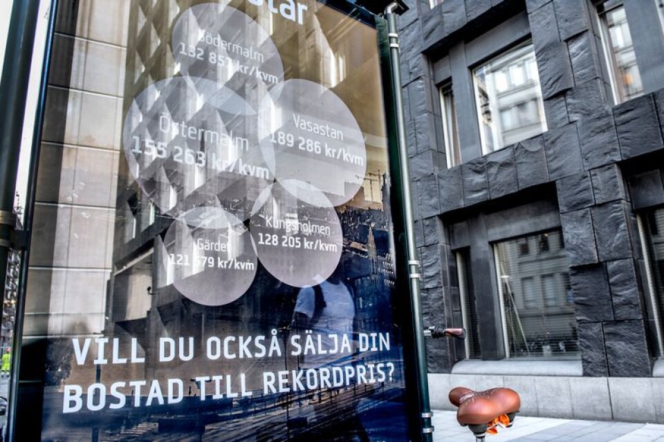 Reklam för ett mäklarföretag utanför Sveriges Riksbank vid Brunkebergstorg i Stockholm. Arkivbild.