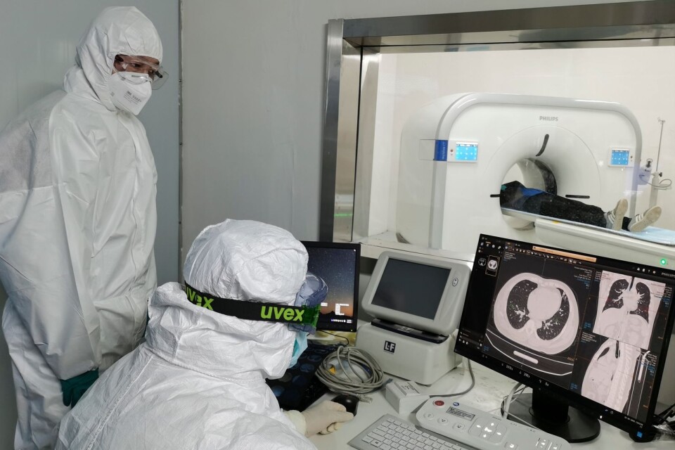Läkare vid det tillfälliga sjukhuset Huoshenshan i Kina skannar lungorna på en patient med coronavirus.