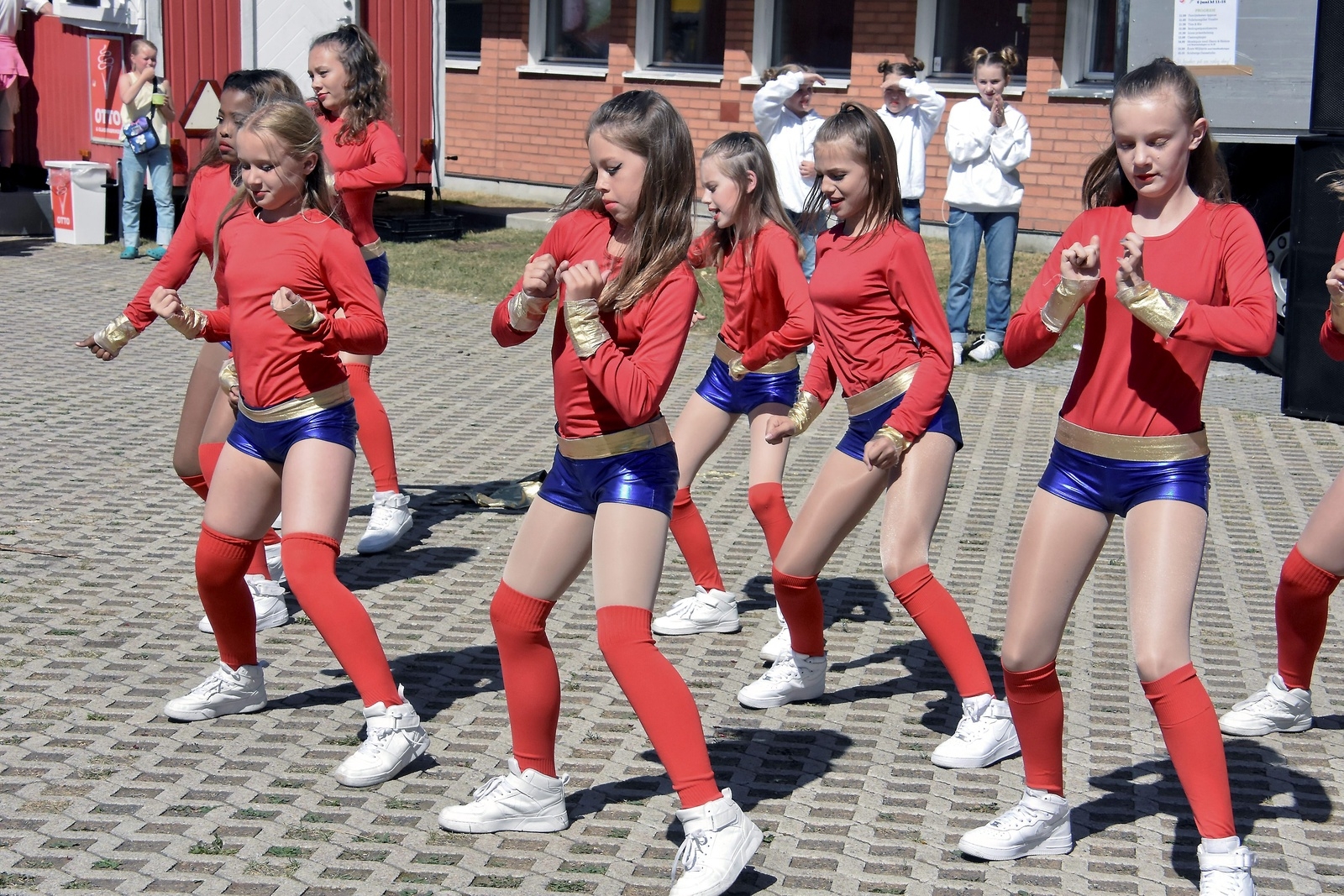 Häftiga rörelser med eleverna på Arnbergs dansstudio. 
Foto: Helén Fingalsson