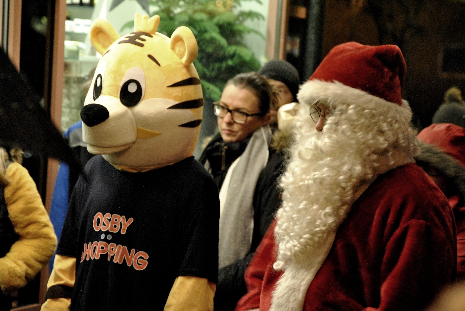 Osby Shoppings maskot Bosy syntes tillsammans med jultomten på Osbys gator.