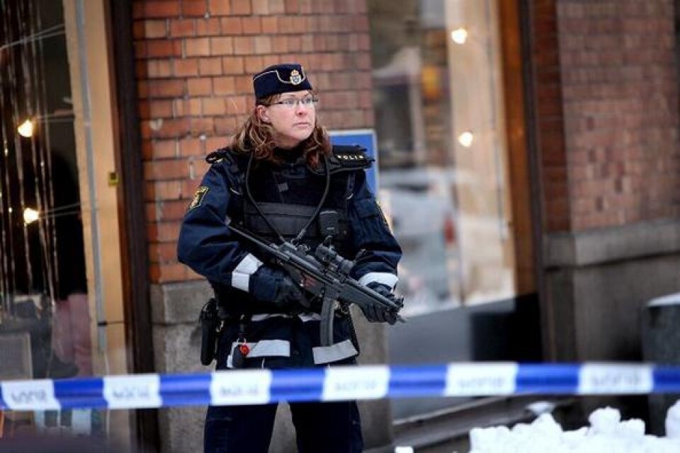 Polisen spärrade av Östergatan i Trelleborg vid femtiden i jakt på en misstänkt pistolbeväpnad man. Bild Tomas Nyberg