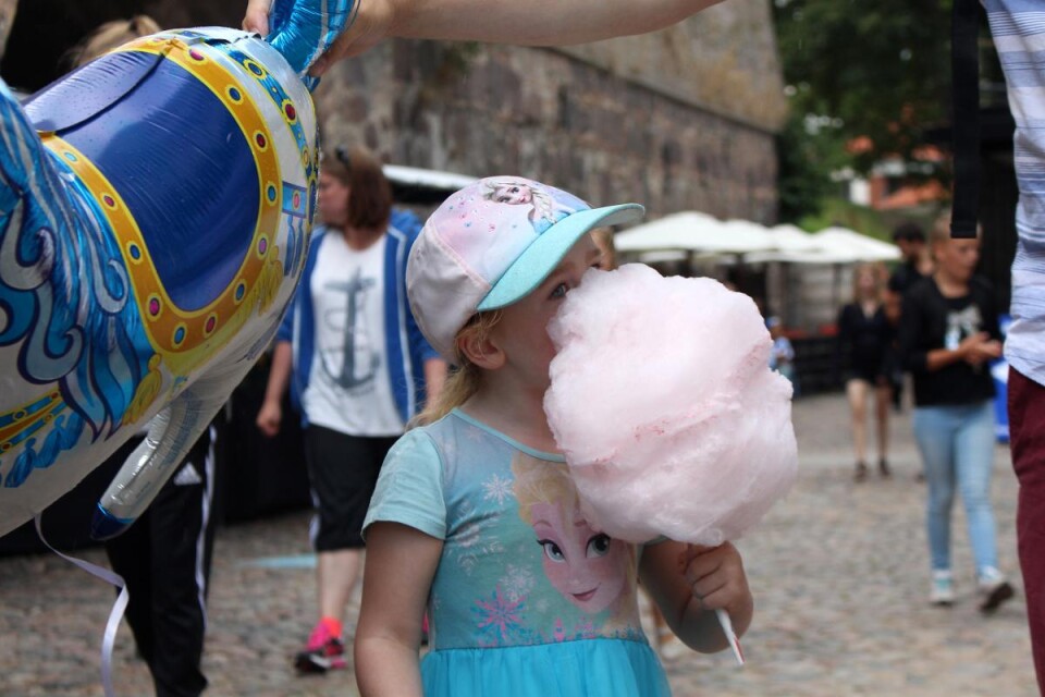 Sockervadd var en av marknadens höjdpunkter. I alla fall för barnen. Isolde Bäck fick en rosa variant.