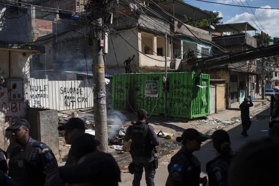 En tioårig pojkes död har fått invånare i ett av Brasiliens slumområden att rasa mot polisen. Runt 300 personer demonstrerade på fredagen mot den fjärde dödsskjutningen av polis på ett dygn. - Polisen gör inget annat än att döda våra grannar, ropade någ