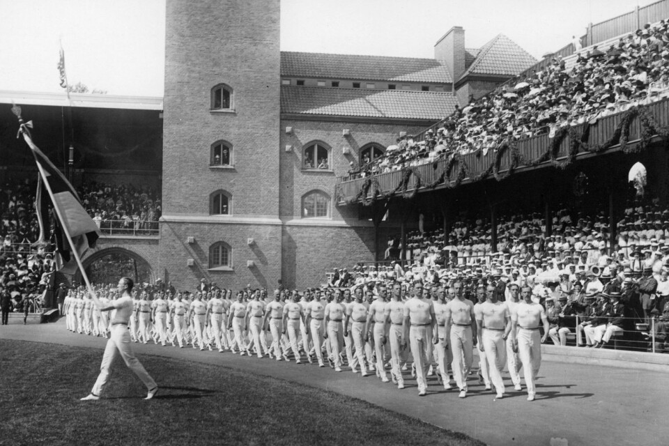 Olympiska spelen i Stockholm år 1912. De Svenska gymnasternas intåg i Stadion.