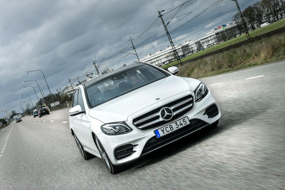 En klassisk Mercedes: Fyra dörrar, sedankaross. E-klass är alljämt en grundbult i modellprogrammet, som för övrigt svällt i alla riktningar med suv:ar, coupér och crossover... Foto: Anders Wiklund/TT