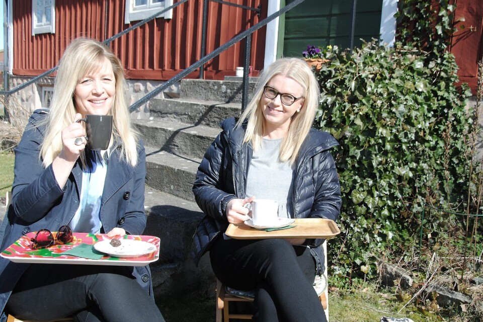 Carola Cervin och Maria Olsson, två optimister som tror att våren är här för att stanna. Foto: Maja Ögren Andersson