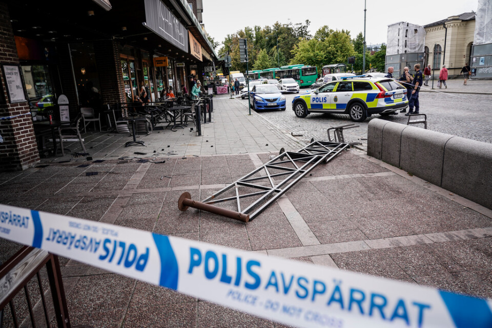 Polis på plats vid järnvägsstationen i Lund i samband med bråk mellan flera personer vid en uteservering. Bråken fortsatte därefter på andra håll i staden. Arkivbild.