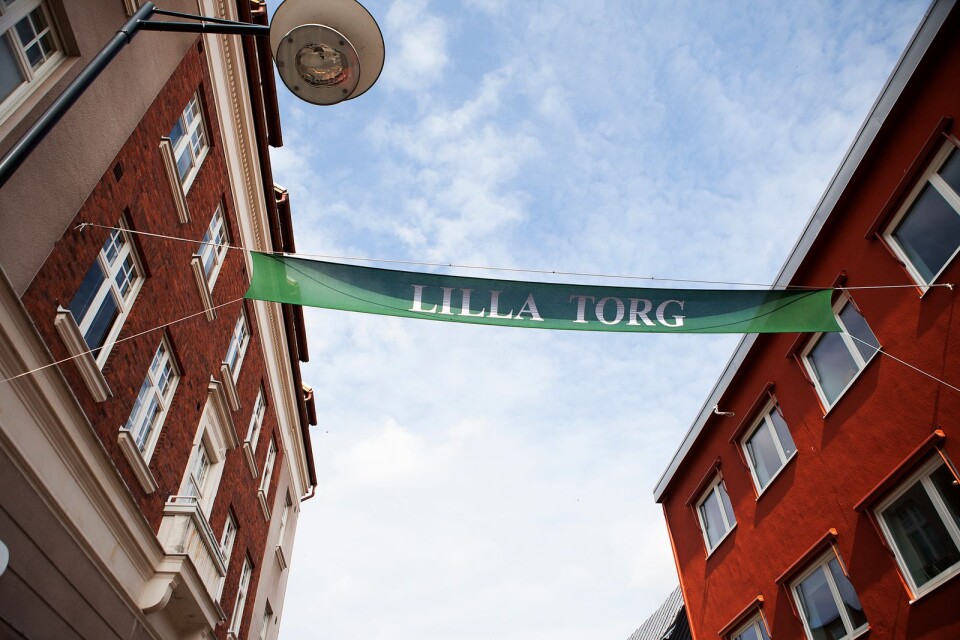 En banderoll över Drottninggatan med namnet på torgytan.