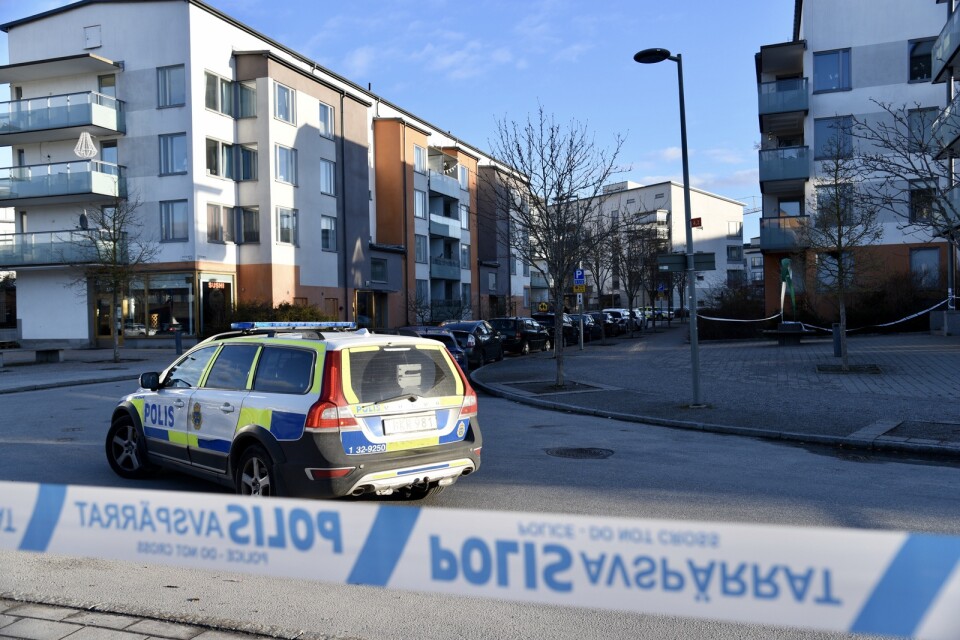 Någonting detonerade utanför ett flerfamiljshus i Farsta, söder om Stockholm, natten mot fredag.
