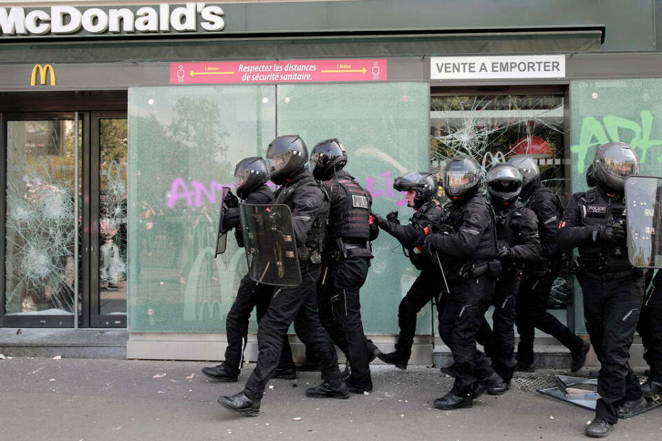 Kravallpoliser vid demonstrationer i Paris på 1 maj i år. Arkivbild.
