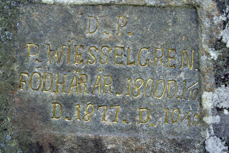 Text på en av de två minnesstenar till Peter Wieselgrens minne i anslutning till gården.