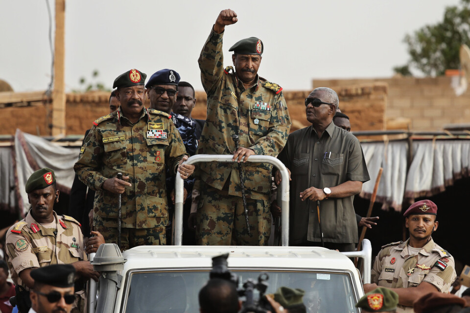 Abdel Fattah al-Burhan, militären som leder Sudans övergångsregering efter tidigare diktatorn Omar al-Bashir, har redan tampats med anklagelser om massakrer mot civila och illegitim nedsläckning av internet.