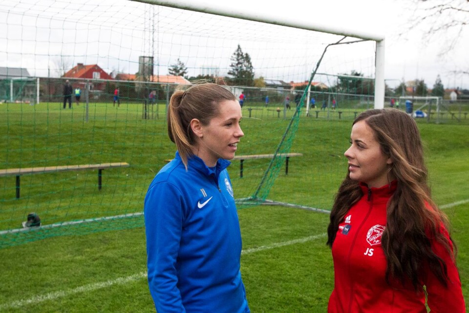 Polare på var sin sida. Felicia Miller, 23, och Josefine Strandberg, 22, möts på mittfältet när TFF och Gislöv drabbar samman i seriepremiären. Tidigare har de spelat tillsammans både i IFK Trelleborg och i Gislöv.