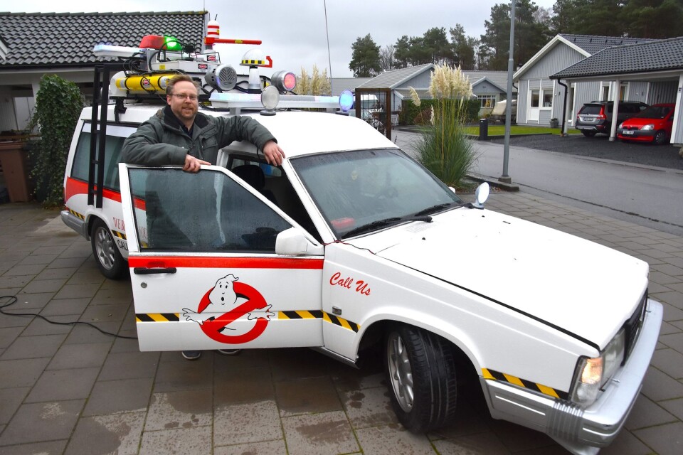 För spökrädda kan det vara bra att veta att det numera faktiskt finns två Ghostbustersbilar i sydöstra Skåne, en i Tomelilla och en i Köpingebro. Den sistnämnda tillhör Martin Söderberg med familj. Den före detta likbilen har rönt stor uppskattning bland Ghostbustersfans världen över.