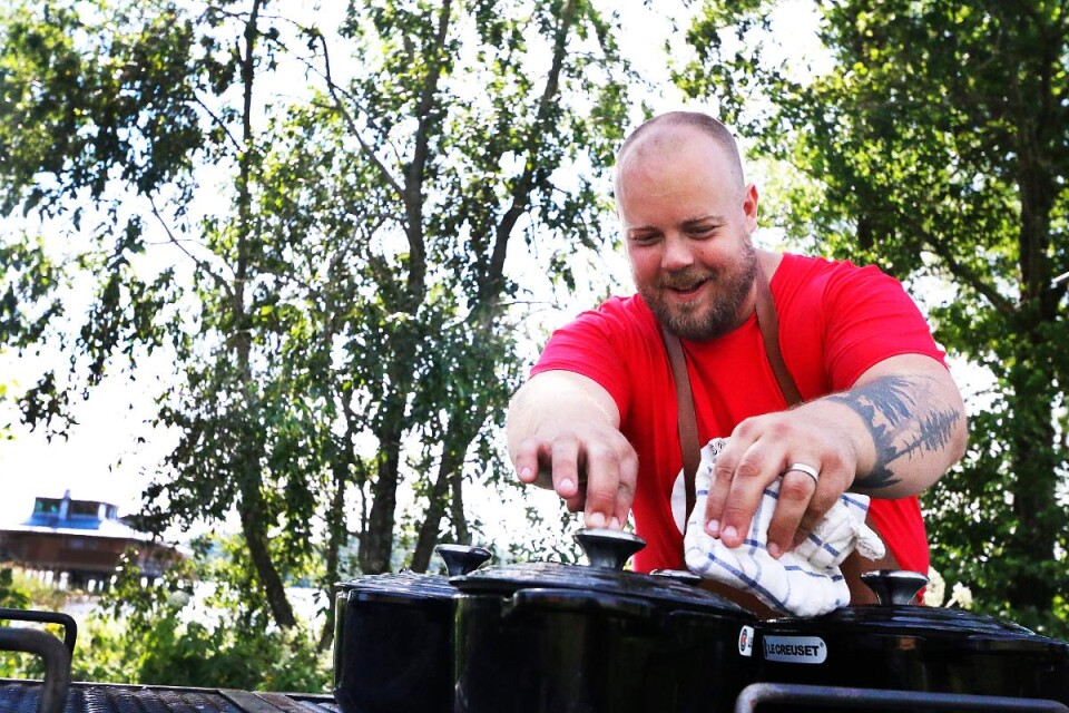 Robert Stenström kokar musslor till fisksoppan på grillen. Foto: Louise Olsson