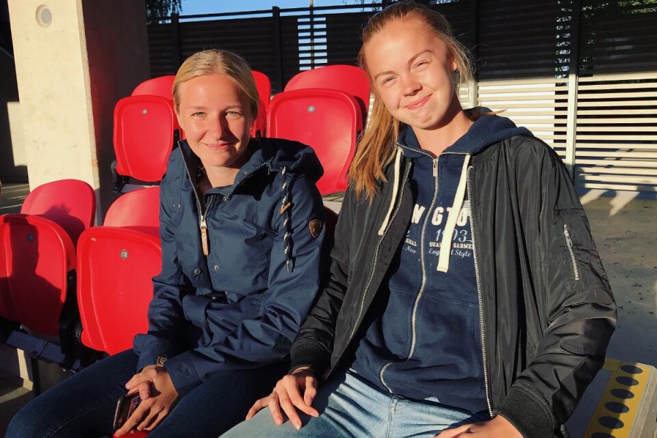 Alexandra Jonasson och Elin Nilsson gästade matchen. Foto: Emma Koivisto