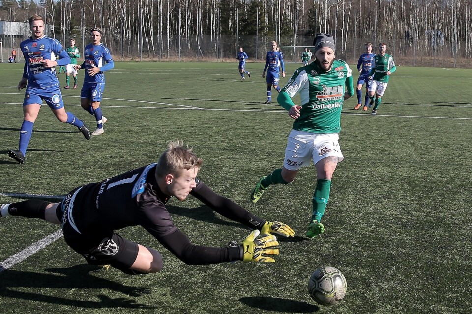 Nosabys målvakt Max Rundqvist hinner före HIF:s Gazmend Xhemajli på en långboll. FOTO: STEFAN SANDSTRÖM