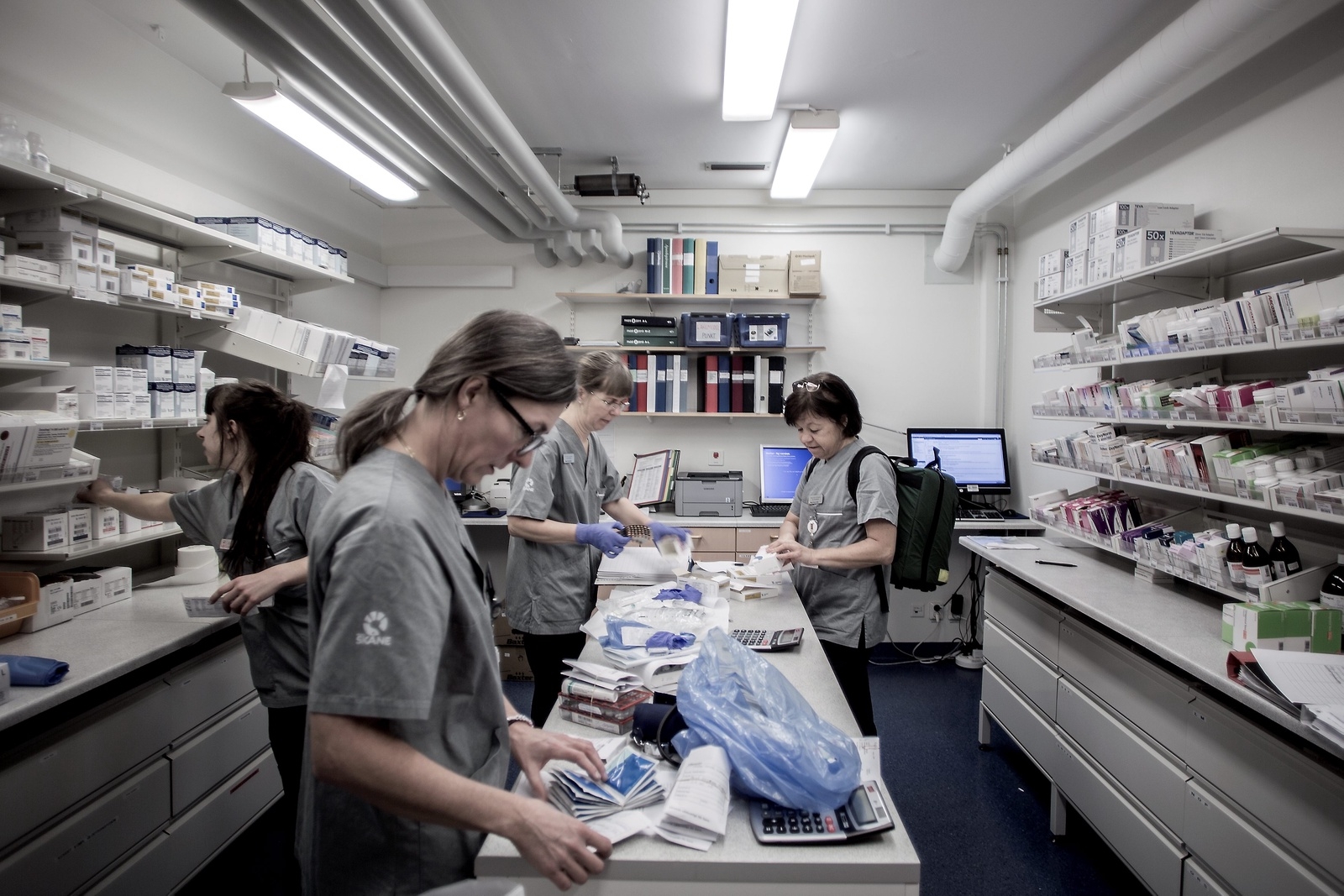 Vanliga förberedelser i läkemedelsrummet innan det bär iväg. Foto: Jörgen Johansson