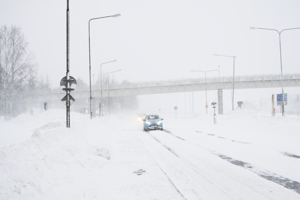 Trafik i ett snöigt Umeå på tisdagen.