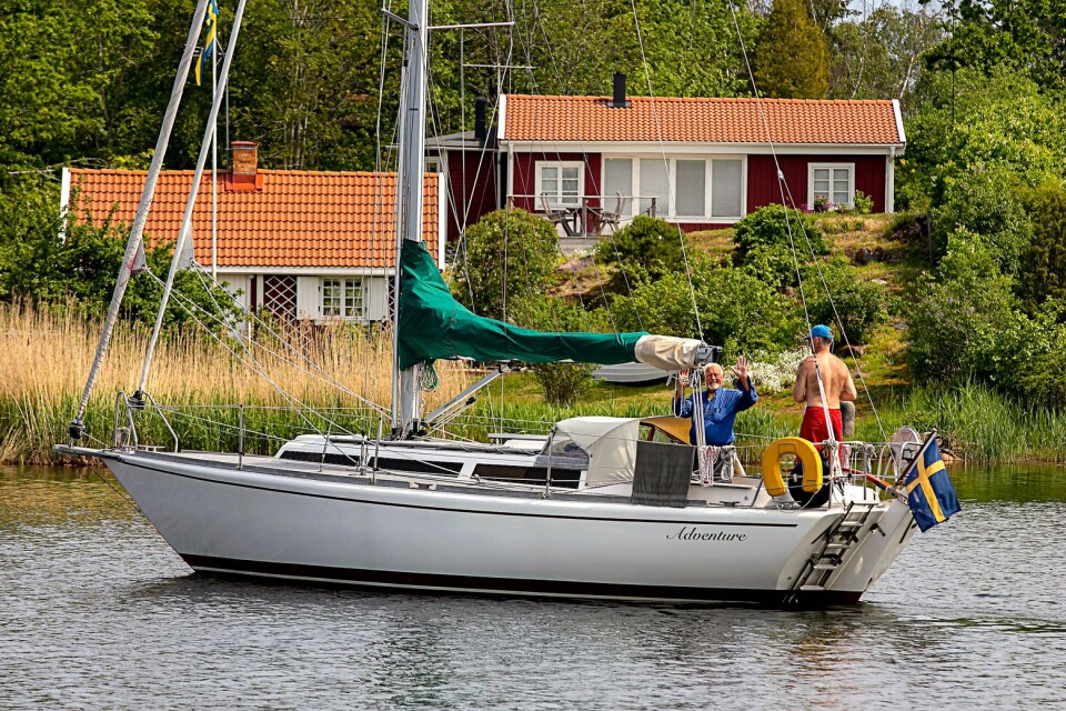En av alla segelbåtar som varje år gästar hamnen i Figeholm. I bakgrunden ses ett av husen på ön Äspö.
