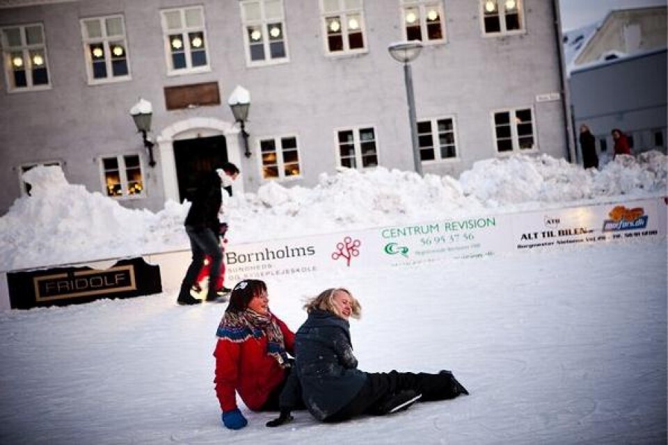 Snön och kylan är inte bara problem. På torget i Rönne finns en spolad is.