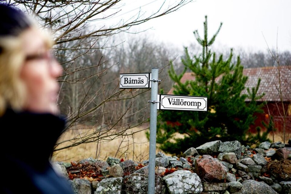 En skylt pekar ut Vållöromp, öns sydspets som hade lotsstation fram till 1929. Iréne Svenonius vet det mesta som finns att veta om Vållö, bland annat att ön brändes två gånger av danskarna under krigen på 1600-talet.