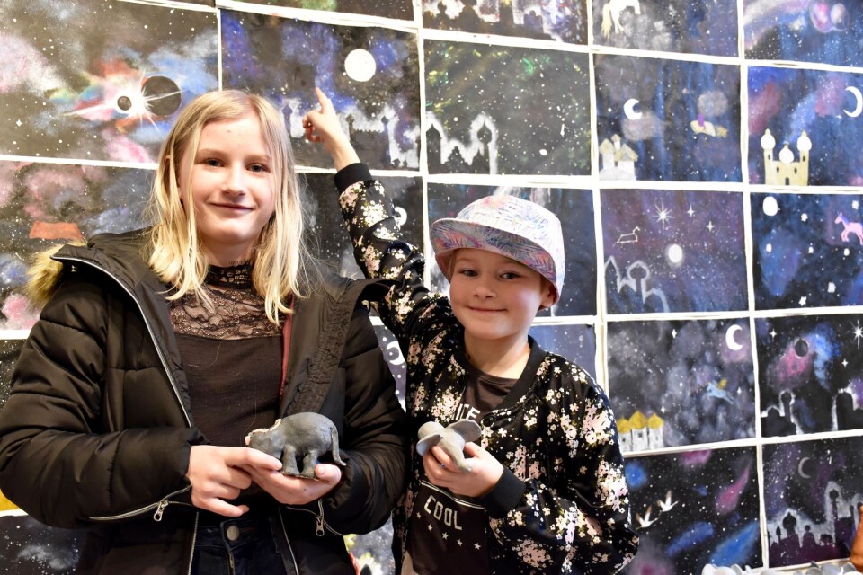 Systrarna Moa och Agnes Olsson är elever på Kulturskolan. Agnes har inte bara gjort elefanten i lera utan också akrylmålningen av en arabisk stjärnhimmel.