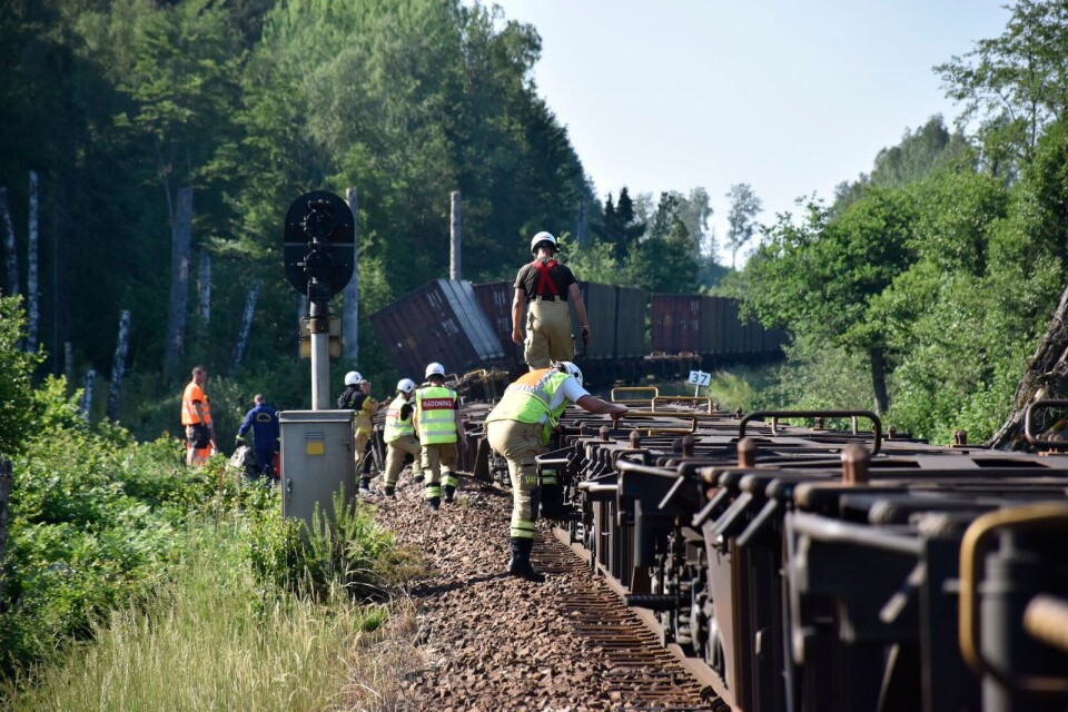 Så här såg det ut i söndags när ett godståg spårade ur utanför Olofström – nu påverkas trafiken på väg 15 de kommande dagarna vid bärgningsarbetet.